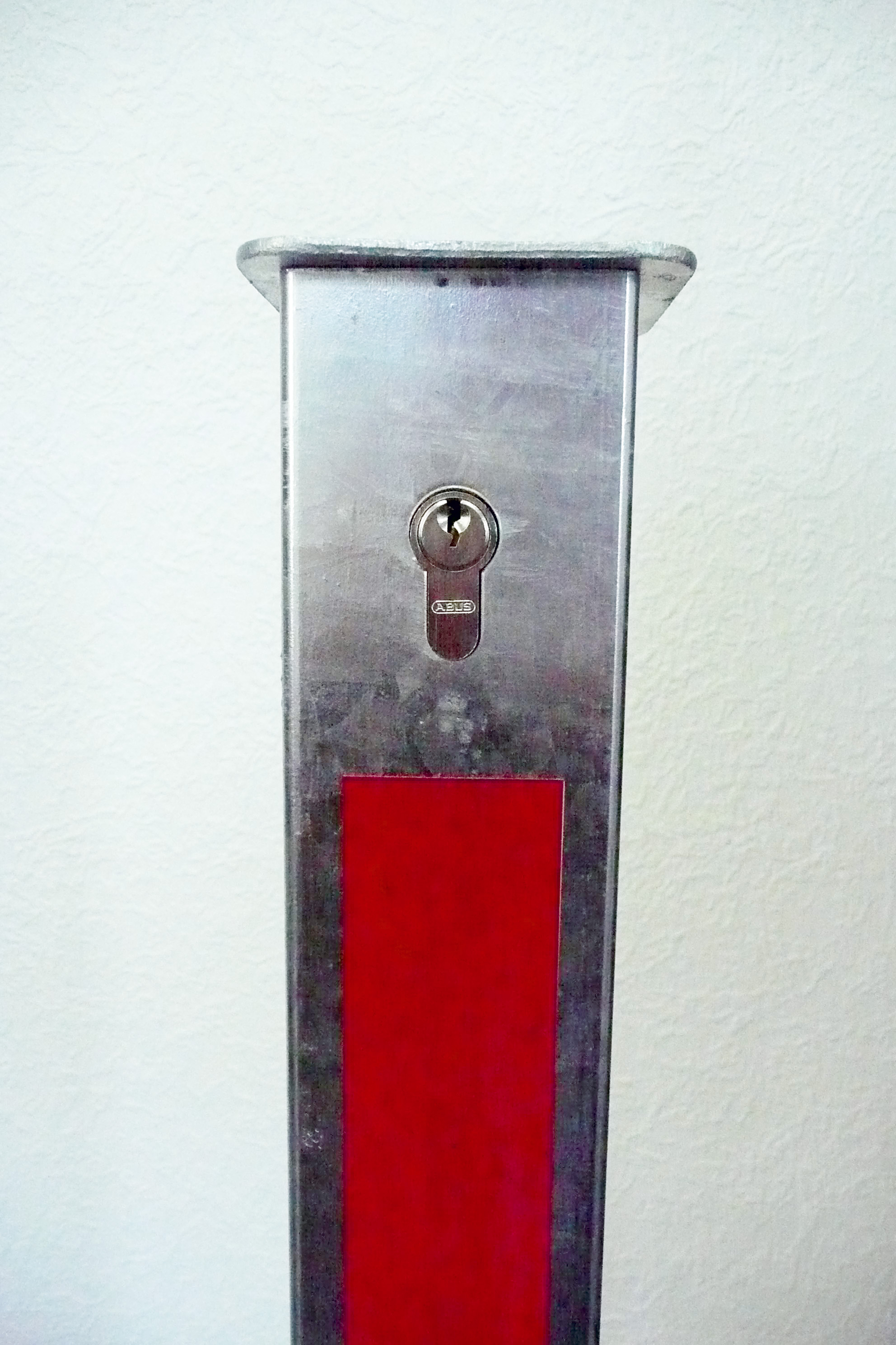 Absperrpfosten 70 x 70 mm herausnehmbar mit Profilzylinderschloss