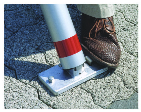 Absperrpfosten ¢ 76 mm aus Aluminium mit Liftautomatik