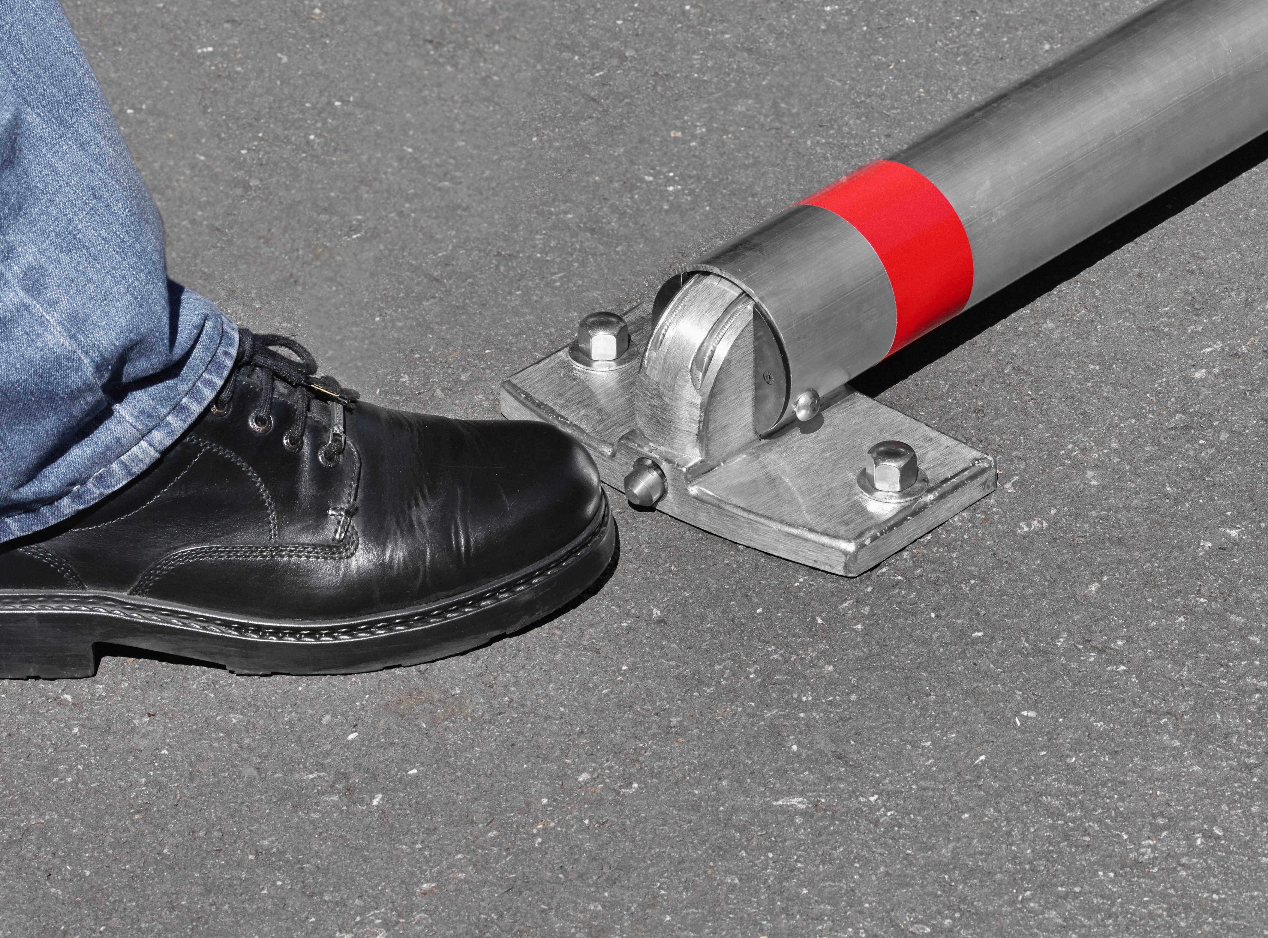 Absperrpfosten ¢ 76 mm aus Aluminium mit Liftautomatik